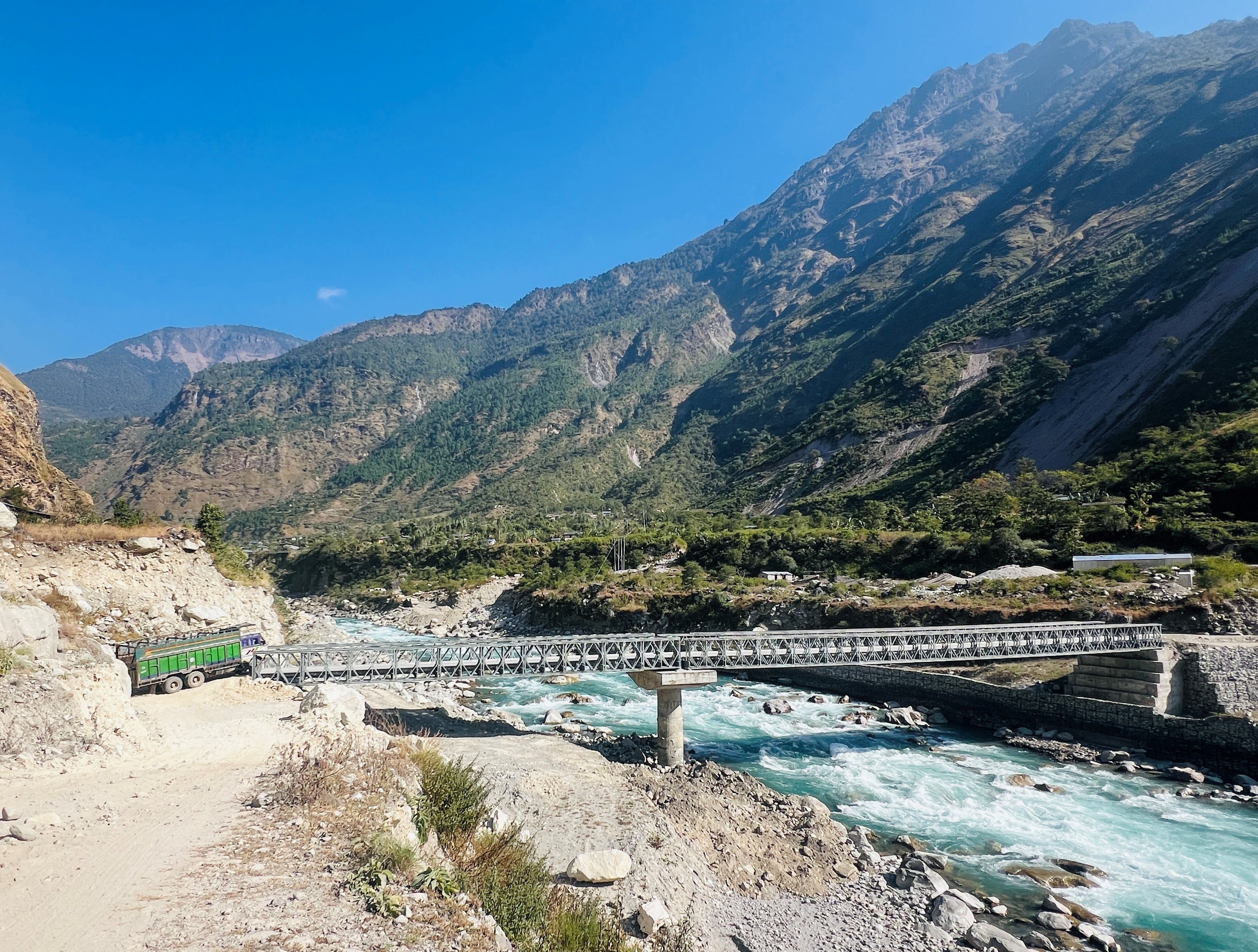 कर्णाली समृद्धिको आधार बन्दै सडक, स्याउ र जडीबुटीले पाउन थाल्यो बजार