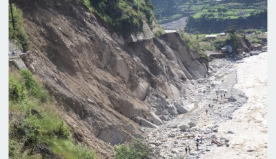 बाढीपहिरोले क्षतिग्रस्त ३० सडक खण्ड अझै अवरुद्ध, दसैंमा यात्रुलाई सास्ती Image