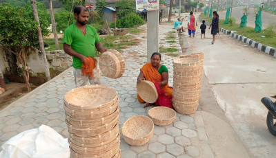 मिथिला क्षेत्रका डोम र बिन समुदायका मानिस चङेरा, ढकी, छिटी बनाउन व्यस्त Image