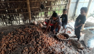 आधुनिकताको चपेटामा कुमाल समुदायको पुर्ख्यौली पेसा, माटोका भाँडाको माग घट्दै Image