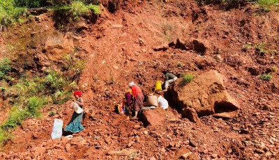 दसैँमा रातो माटोले घर पोत्ने चलन अझै कायम, घरमा रातोमाटोले पोतेपछि बल्ल दसैँ आए जस्तो लाग्छ Image