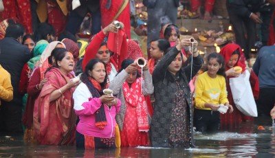 उदाउँदो सूर्यलाई अर्घ्य अर्पणसँगै छठ सम्पन्न Image