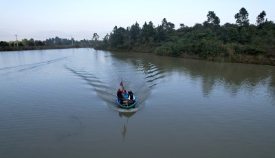 शिवसरोवरमा मोटरबोट Image