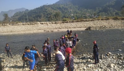 आँधीखोलावासीको ४० वर्षदेखिको  खोला तर्न भरोसा बाँसको फट्के Image